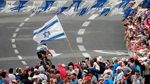 Il portacolori del Team Sunweb ha vinto la tappa inaugurale del centunesimo Giro d'Italia, la cronometro individuale di Gerusalemme davanti a Dennis e Campenaerts.