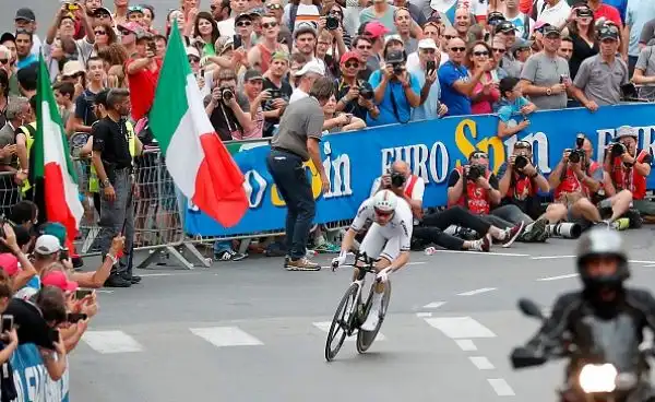 Il portacolori del Team Sunweb ha vinto la tappa inaugurale del centunesimo Giro d'Italia, la cronometro individuale di Gerusalemme davanti a Dennis e Campenaerts.
