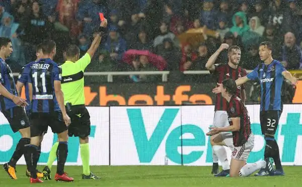 A Bergamo si gioca sotto il diluvio, ma il clima è infuocato. Al vantaggio di Kessie risponde Masiello nei minuti finali.