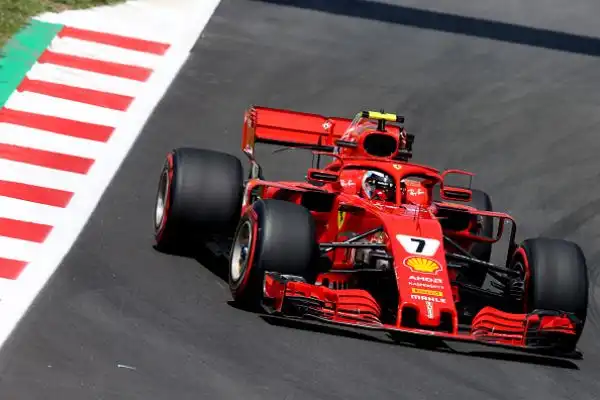 Con un mostruoso 1'16''173 Hamilton ha conquistato la pole position al Montmelò davanti al compagno di squadra Bottas che si è messo dietro la Ferrari di Vettel.