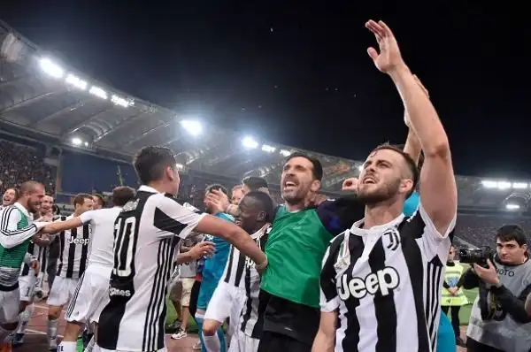 Per la Juventus sono sette di fila: il nuovo scudetto, conquistato in rimonta sul Napoli, è diventato matematico a Roma dopo lo 0-0 sui giallorossi.
