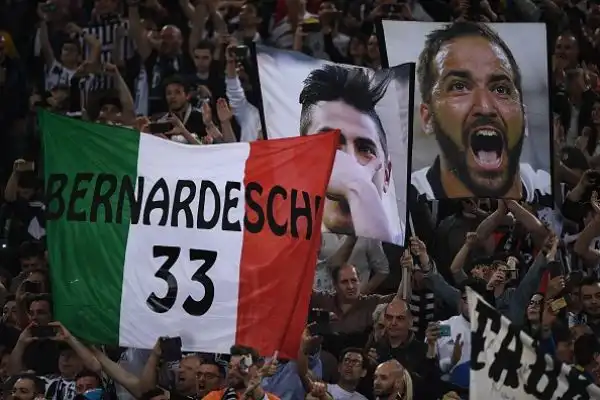 Per la Juventus sono sette di fila: il nuovo scudetto, conquistato in rimonta sul Napoli, è diventato matematico a Roma dopo lo 0-0 sui giallorossi.