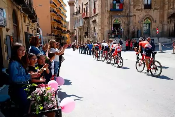 Il ciclista di Marositca ha preceduto sul traguardo Giovanni Visconti e il portoghese Gonçalves. Resta in maglia rosa laustraliano della Bmc, Roahn Dennis.