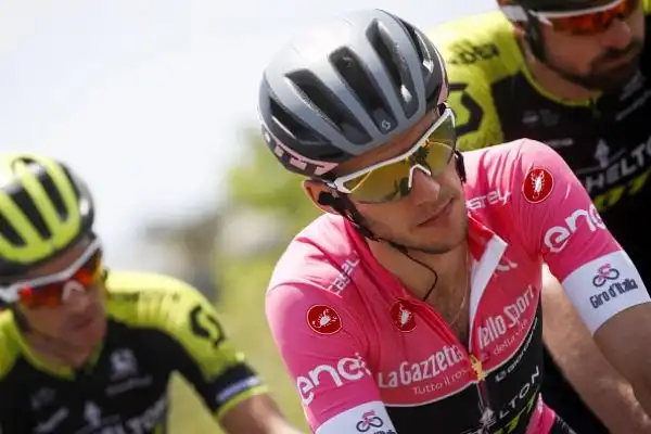 Bennet ha vinto la settima tappa Pizzo-Praia a Mare di 159 km. Al secondo e terzo posto si sono classificati rispettivamente Viviani e Bonifazio.
Yates è ancora la maglia rosa.