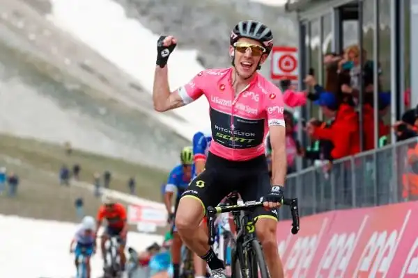 La maglia rosa Simon Yates ha vinto la nona tappa Pesco Sannita-Gran Sasso d'Italia. Il corridore britannico, confermando la sua forma spettacolare ha preceduto sul traguardo Pinot e Chaves.