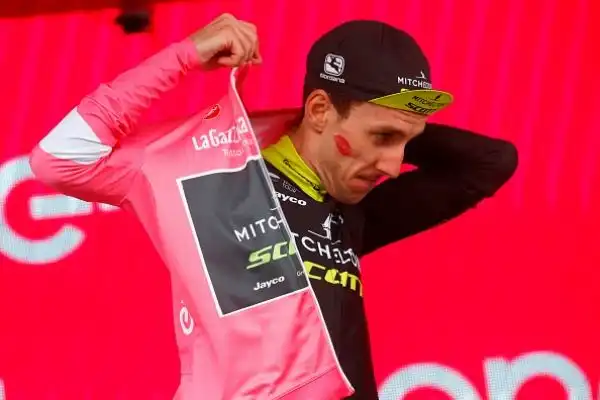 La maglia rosa Simon Yates ha vinto la nona tappa Pesco Sannita-Gran Sasso d'Italia. Il corridore britannico, confermando la sua forma spettacolare ha preceduto sul traguardo Pinot e Chaves.