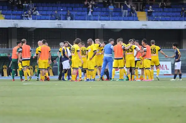 Con un gol di Barak i bianconeri, nell'occasione in giallo, espugnano il Bentegodi e salgono a +2 da Crotone e Spal.