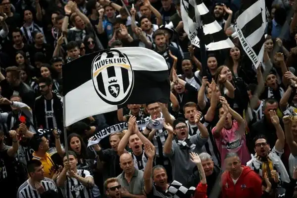 La Juventus ha festeggiato il suo settimo scudetto consecutivo sfilando per le strade di Torino, tra due ali di folla, con un pullman scoperto. Migliaia di persone hanno acclamato Buffon e compagni.