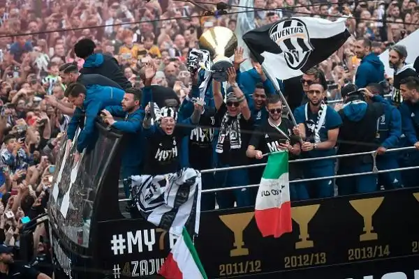 La Juventus ha festeggiato il suo settimo scudetto consecutivo sfilando per le strade di Torino, tra due ali di folla, con un pullman scoperto. Migliaia di persone hanno acclamato Buffon e compagni.