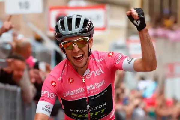 La leader della classifica generale si è assicurato anche la tappa Assisi-Osimo facendo la differenza nellultimo chilometro e mezzo, secondo Dumoulin.
