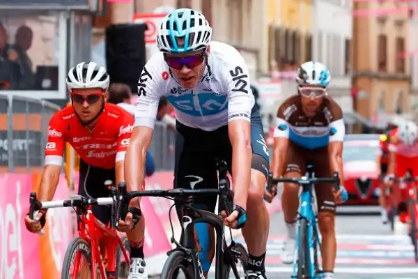La leader della classifica generale si è assicurato anche la tappa Assisi-Osimo facendo la differenza nellultimo chilometro e mezzo, secondo Dumoulin.