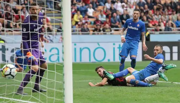 I rossoneri tremano per tre minuti, poi rifilano un netto 5-1 alla Fiorentina.