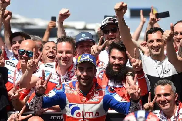 Tutto facile per Marc Marquez. Il campione del mondo in carica approfitta delle cadute di Zarco e Dovizioso e trionfa incontrastato nel Gran Premio di Francia, allungando in classifica generale. 