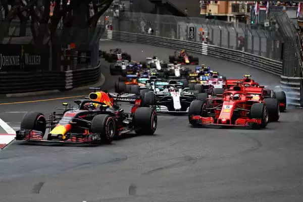 L'australiano della Red Bull, partito dalla pole position, nonostante un problema alla sua monoposto è riuscito a tenersi alle spalle Vettel, Hamilton, Raikkonen e Bottas.