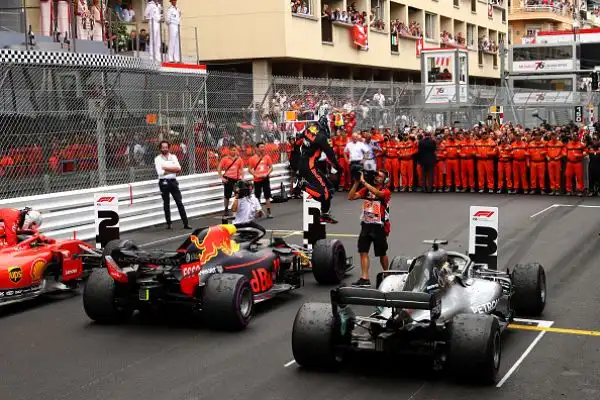 L'australiano della Red Bull, partito dalla pole position, nonostante un problema alla sua monoposto è riuscito a tenersi alle spalle Vettel, Hamilton, Raikkonen e Bottas.