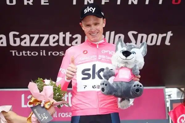 Froome vince sul traguardo di Bardonecchia dopo una fuga di 80 km e conquista la maglia rosa nella diciannovesima tappa del Giro dItalia da Venaria Reale a Bardonecchia.