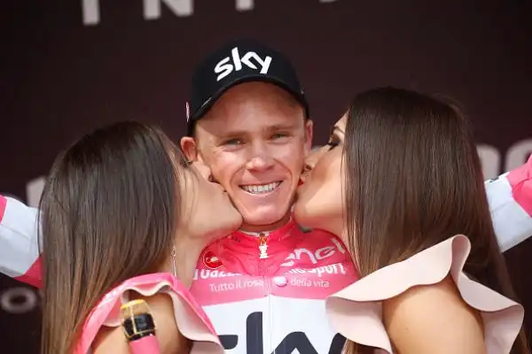 Froome vince sul traguardo di Bardonecchia dopo una fuga di 80 km e conquista la maglia rosa nella diciannovesima tappa del Giro dItalia da Venaria Reale a Bardonecchia.
