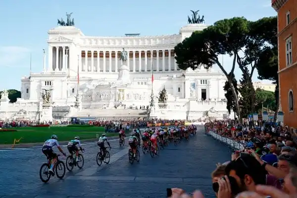 Nell'ultima tappa di Roma sono stati neutralizzati 7 dei 10 previsti per una richiesta dei corridori a causa del manto stradale ritenuto pericoloso. Froome ha festeggiato il suo primo Giro d'Italia.