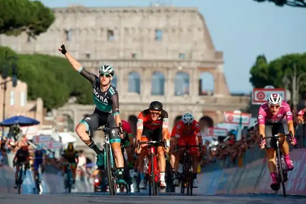 Nell'ultima tappa di Roma sono stati neutralizzati 7 dei 10 previsti per una richiesta dei corridori a causa del manto stradale ritenuto pericoloso. Froome ha festeggiato il suo primo Giro d'Italia.