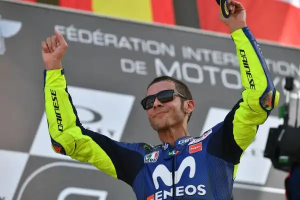 Dominio Ducati al Mugello: Lorenzo ottiene la sua prima vittoria nella scuderia di Borgo Panigale dominando il Gran Premio d'Italia. Secondo Dovizioso, poi Rossi che vince il duello con Iannone.