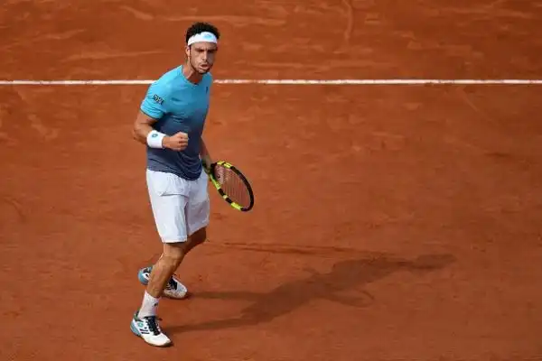 Il tennista siciliano si conferma autentica rivelazione del Roland Garros battendo clamorosamente l'ex numero uno Novak Djokovic