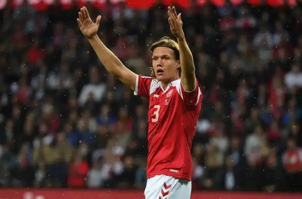 Jannik Vestergaard è alto 2 metri ed è un difensore della Danimarca.