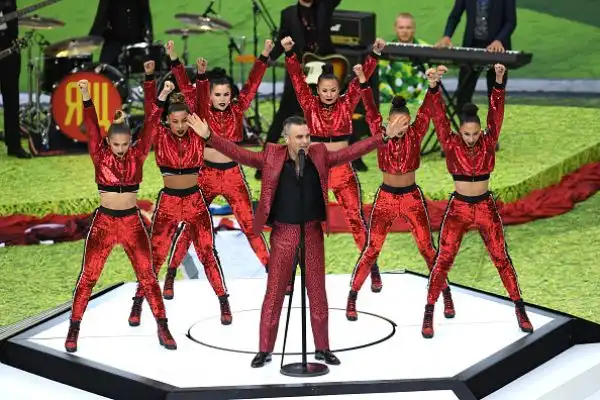 Nella cerimonia d'apertura di Russia 2018 il mattatore è Robbie Williams, che fa impazzire lo stadio Luzniki prima di Russia-Arabia Saudita.