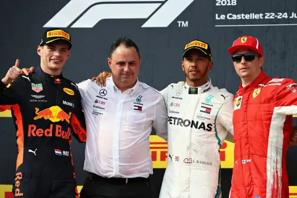 Lewis Hamilton torna al comando della classifica iridata, si mette alle spalle la Red Bull di Verstappen e la Ferrari di Raikkonen. Solo quinti Vettel dopo il tamponamento a Bottas alla prima staccata