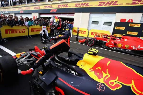 Lewis Hamilton torna al comando della classifica iridata, si mette alle spalle la Red Bull di Verstappen e la Ferrari di Raikkonen. Solo quinti Vettel dopo il tamponamento a Bottas alla prima staccata