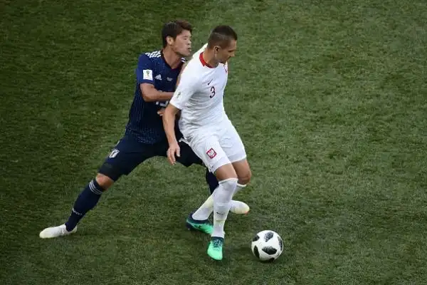 Un gol di Jan Bednarek nel secondo tempo sembrava aver condannato all'eliminazione il Giappone che resta invece secondo grazie alla vittoria della Colombia.
