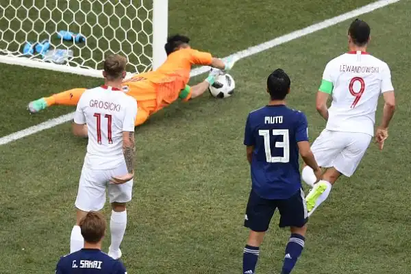 Un gol di Jan Bednarek nel secondo tempo sembrava aver condannato all'eliminazione il Giappone che resta invece secondo grazie alla vittoria della Colombia.