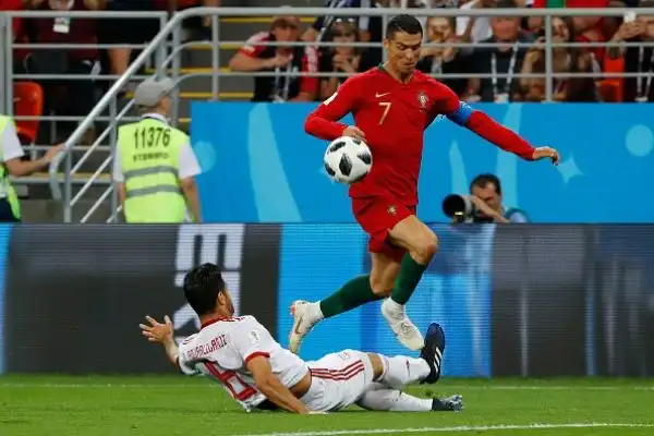 Rocambolesco pareggio per 1-1 del Portogallo contro la squadra di Queiroz che esce dal Mondiale a testa alta: Cristiano sbaglia un rigore e viene graziato dall'arbitro.