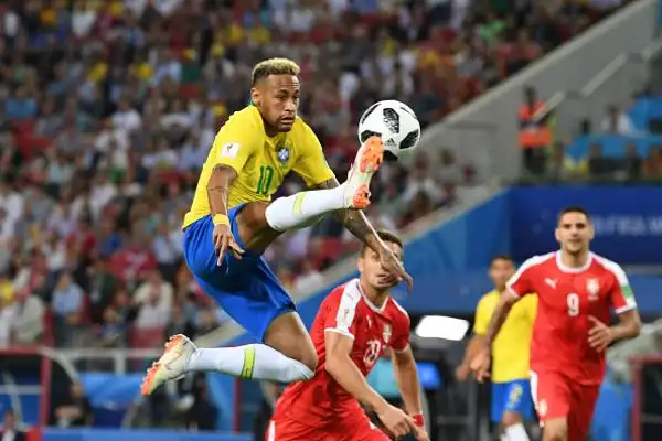 Nel giorno in cui una rivale storica, la Germania, viene clamorosamente eliminata dal Mondiale, il Brasile non tradisce e piega la Serbia per 2-0