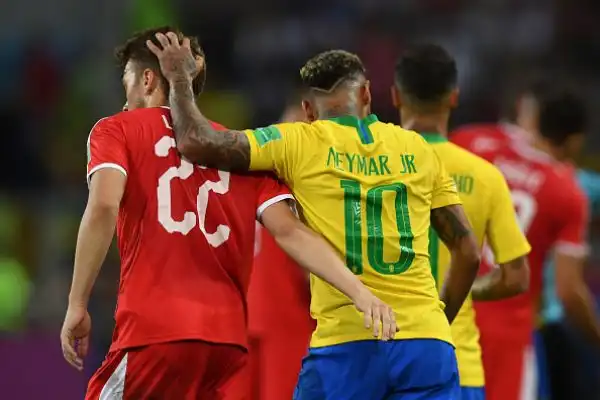 Nel giorno in cui una rivale storica, la Germania, viene clamorosamente eliminata dal Mondiale, il Brasile non tradisce e piega la Serbia per 2-0