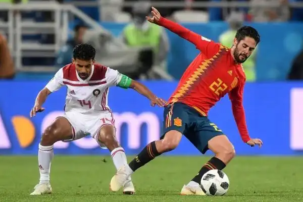 La Roja non va oltre il 2-2 contro il Marocco, ma alla fine ringrazia l'Iran che blocca il Portogallo: Hierro se la vedrà agli ottavi contro la Russia.