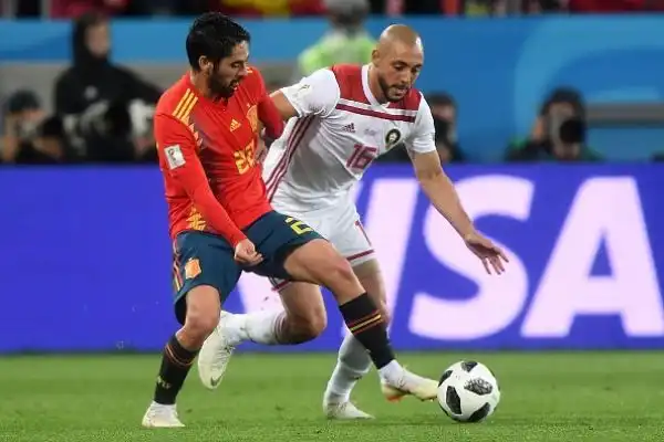 La Roja non va oltre il 2-2 contro il Marocco, ma alla fine ringrazia l'Iran che blocca il Portogallo: Hierro se la vedrà agli ottavi contro la Russia.