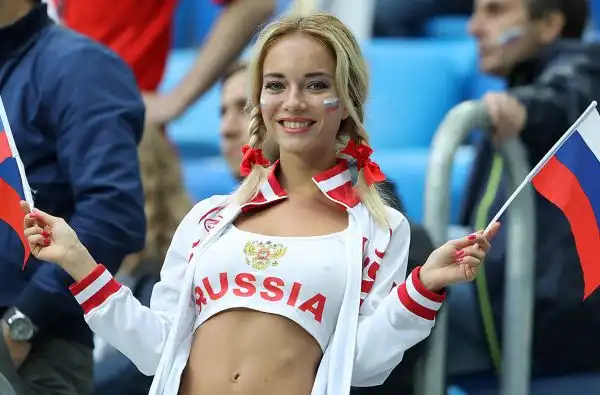 Bionda, bellissima e con un corpo mozzafiato coperto solo da abiti succinti, così la ragazza russa ha conquistato le attenzioni dei tabloid di tutto il mondo.