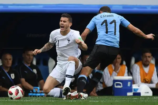 La Franciava in vsantaggio nel primo tempo con un colpo di testa di Varane e nella rirpesa chiude la partita con un tiro da fuori area di Griezmann che il portiere uruguagio devia nella propria porta.