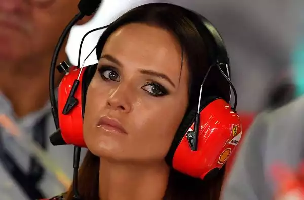 E' bella e poco diplomatica la moglie del pilota ferrarista Kimi Raikkonen.