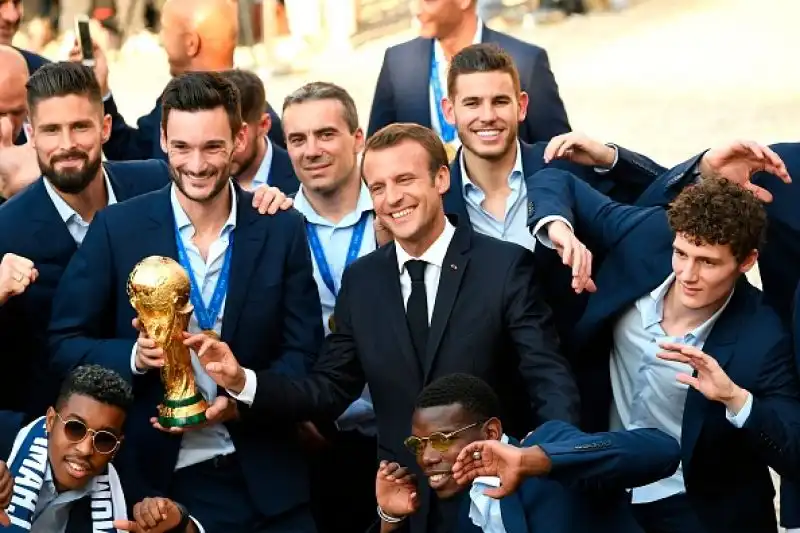 Didier Deschamps e i suoi giocatori hanno incontrato il presidente Macron.