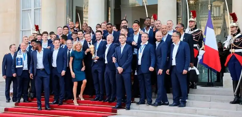 Didier Deschamps e i suoi giocatori hanno incontrato il presidente Macron.