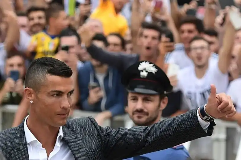 Cristiano Ronaldo accolto dai tifosi bianconeri nel giorno delle visite mediche e della presentazione.