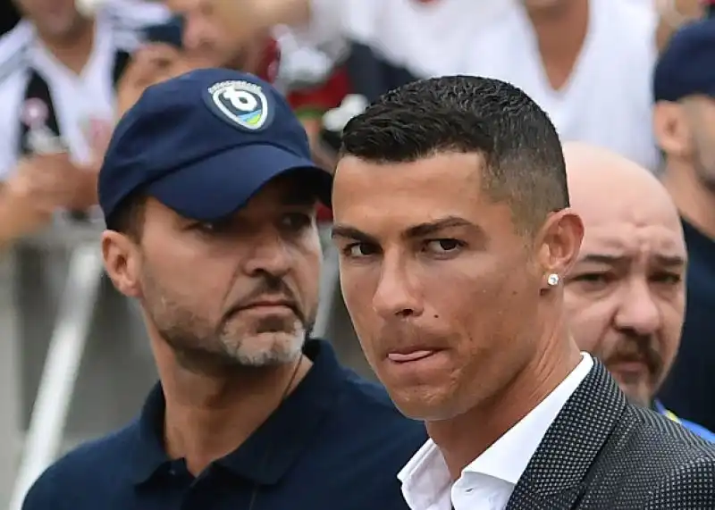 Cristiano Ronaldo accolto dai tifosi bianconeri nel giorno delle visite mediche e della presentazione.
