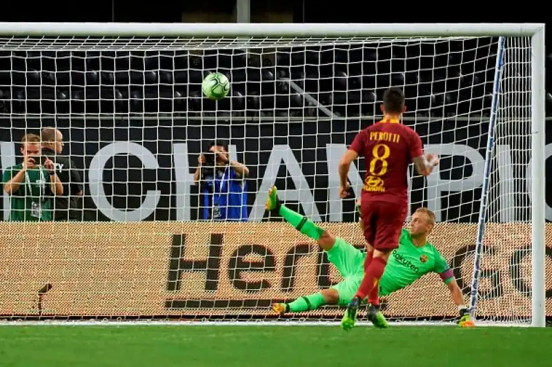 Ai gol blaugrana di Rafinha e Malcom i giallorossi hanno risposto con El Shaarawy, Florenzi, Cristante, e un rigore di Perotti.