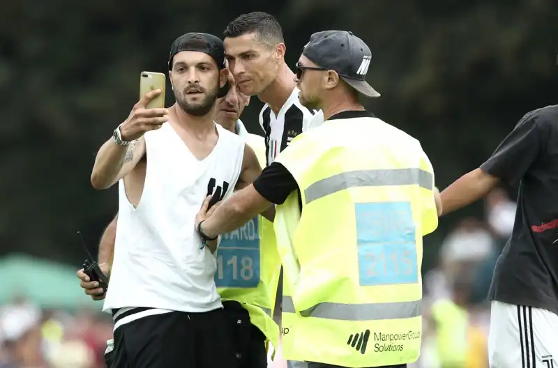 Tra selfie, sorrisi e autografi, Ronaldo lascia subito il segno andando in gol nella tradizionale amichevole tra Juve A e Juve B a Villar Perosa, vinta 5-0 dalla prima squadra.