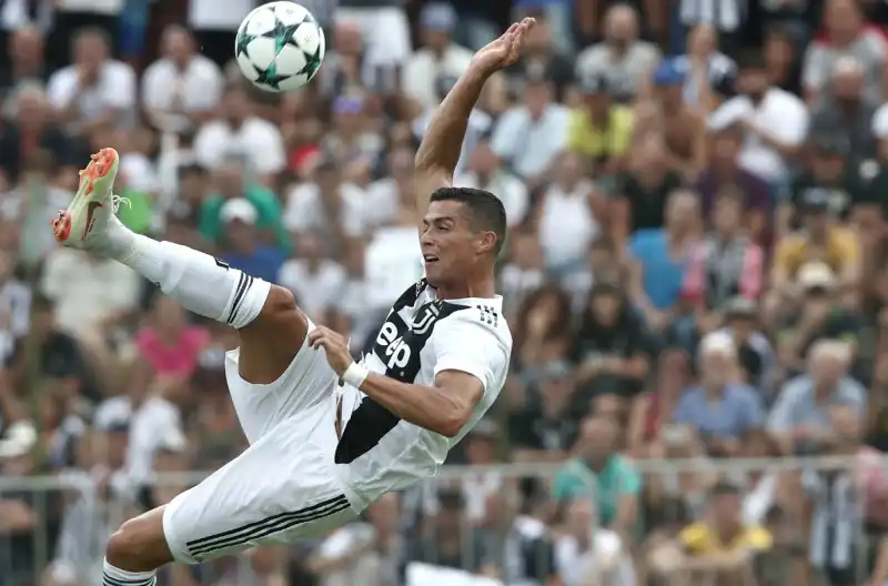 Tra selfie, sorrisi e autografi, Ronaldo lascia subito il segno andando in gol nella tradizionale amichevole tra Juve A e Juve B a Villar Perosa, vinta 5-0 dalla prima squadra.