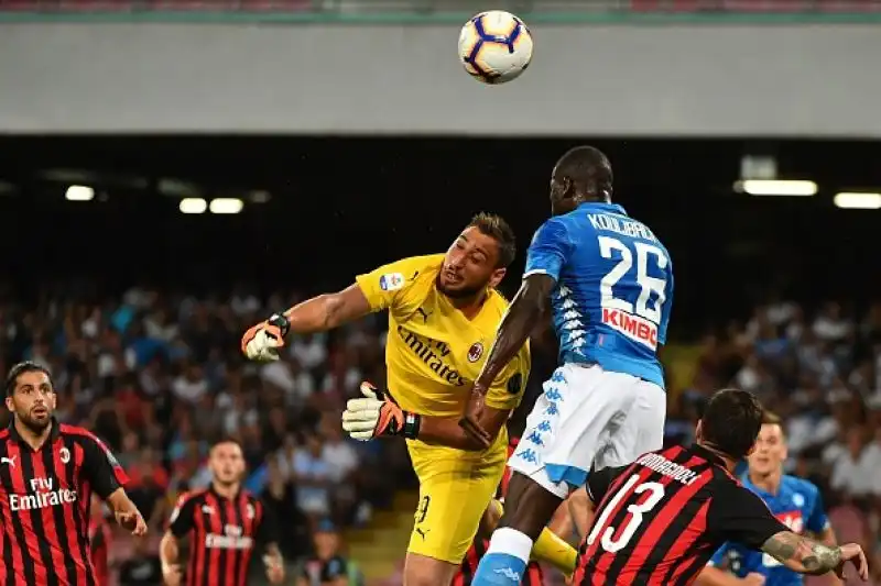 Straordinaria rimonta del Napoli, che batte 3-2 i rossoneri dopo essere stato sotto di due reti fino a mezzora dal termine.