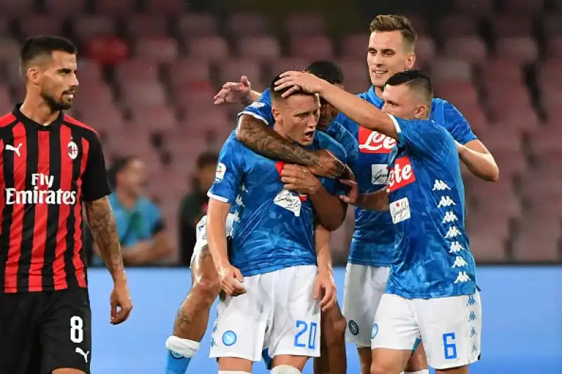 Straordinaria rimonta del Napoli, che batte 3-2 i rossoneri dopo essere stato sotto di due reti fino a mezzora dal termine.