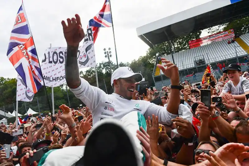 Lewis Hamilton trionfa nella gara di casa della scuderia di Maranello davanti a Raikkonen e Bottas e allunga in classifica generale.