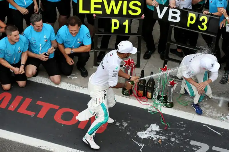 Lewis Hamilton trionfa nella gara di casa della scuderia di Maranello davanti a Raikkonen e Bottas e allunga in classifica generale.